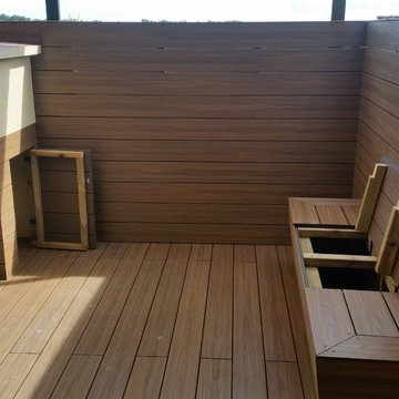 Terraza con madera técnica y pérgola de aluminio