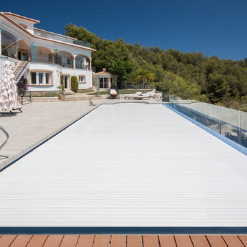 Piscina desbordante con cubierta automática