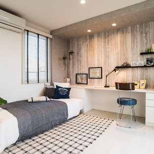 Immagine di una camera da letto etnica con pareti bianche e pavimento bianco