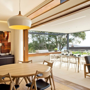 シドニーのモダンスタイルのLDKの画像 (淡色無垢フローリング)