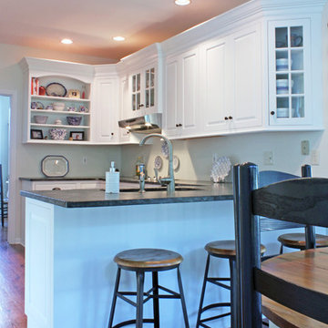 Classic White Transitional Kitchen with Peninsula