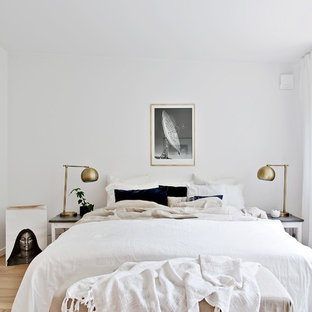 Foto de dormitorio principal, escandinavo, de tamaño medio, sin chimenea, con paredes blancas y suelo de madera clara