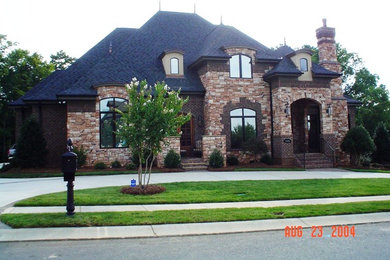 Example of a classic exterior home design in Los Angeles