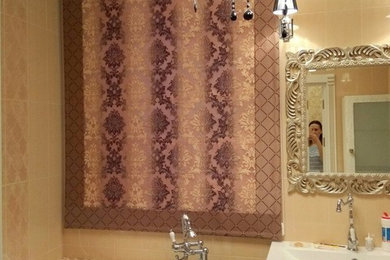 サンクトペテルブルクにあるお手頃価格のトラディショナルスタイルのおしゃれなマスターバスルーム (ベージュの壁、セラミックタイルの床) の写真