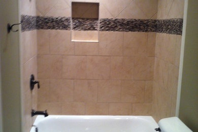 マイアミにあるトラディショナルスタイルのおしゃれな浴室の写真