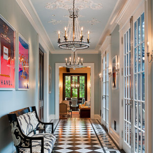 Bild på en stor vintage hall, med blå väggar