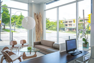 Home office photo in Vancouver