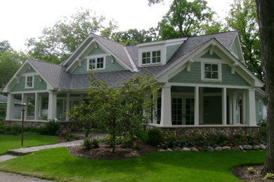 Example of an arts and crafts home design design in Milwaukee