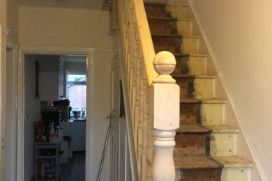 Imagen de escalera recta clásica de tamaño medio con escalones de madera, contrahuellas de madera y barandilla de madera
