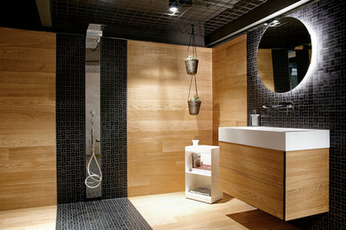 Immagine di una stanza da bagno padronale minimal di medie dimensioni con ante lisce, doccia a filo pavimento, piastrelle di pietra calcarea, parquet chiaro e lavabo a consolle
