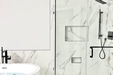 ワシントンD.C.にある高級なモダンスタイルのおしゃれな浴室 (シェーカースタイル扉のキャビネット、白いキャビネット、グレーのタイル、珪岩の洗面台、洗面台2つ、造り付け洗面台) の写真