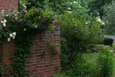 Inspiration for a traditional landscaping in Bridgeport.