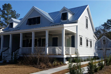 Cottage exterior home idea in Charleston
