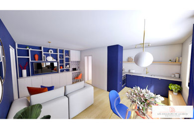 Diseño de biblioteca en casa abierta moderna pequeña sin chimenea con paredes azules, suelo de madera clara, televisor colgado en la pared, suelo beige y papel pintado