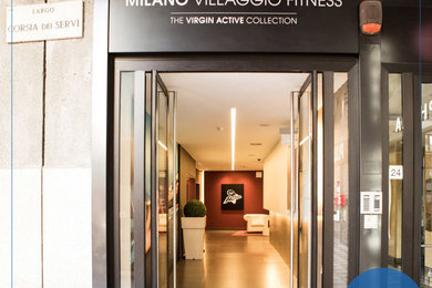 ミラノにあるコンテンポラリースタイルのおしゃれな玄関の写真