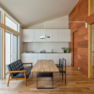 他の地域のモダンスタイルのおしゃれなダイニング (マルチカラーの壁、無垢フローリング、茶色い床) の写真