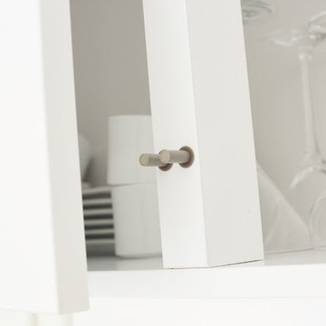 Komplett weiße Designerküche - weiße Fronten, weiße Steinarbeitsplatte