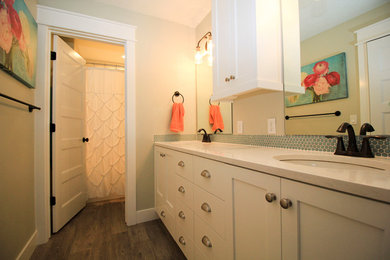 Example of a farmhouse home design design in Boise