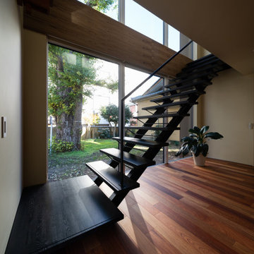 大窓にイチョウを飾る家