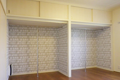Diseño de armario y vestidor escandinavo con armarios abiertos, suelo de contrachapado y suelo marrón