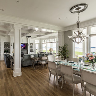 Offenes, Großes Maritimes Esszimmer mit grauer Wandfarbe, braunem Holzboden, braunem Boden, Kamin und Kaminsims aus Stein in Baltimore