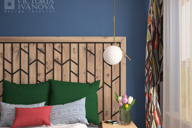 Идея дизайна: хозяйская спальня в современном стиле с синими стенами, полом из ламината и коричневым полом