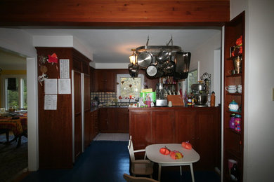 Example of a farmhouse home design design in Detroit
