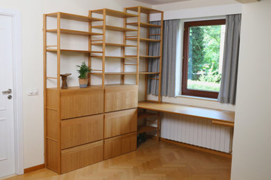 Réalisation d'un bureau tradition de taille moyenne avec un mur beige, parquet clair et un bureau intégré.