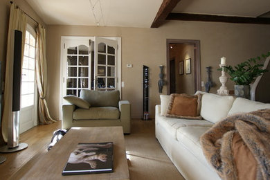 Trendy living room photo in Marseille
