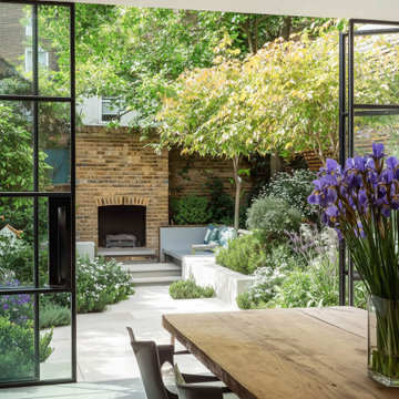 Contemporary London Courtyard Garden with Lush Planting | Luxury Gardens