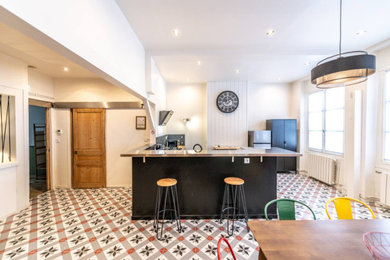 サンテティエンヌにあるコンテンポラリースタイルのおしゃれなキッチンの写真
