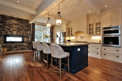 Example of a cottage chic home design design in Toronto