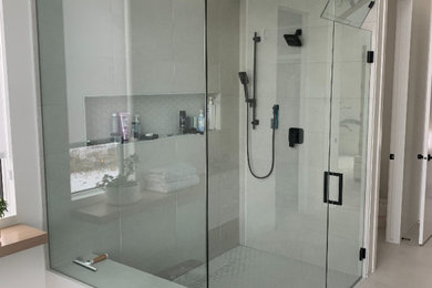 Foto de cuarto de baño a medida moderno grande con ducha con puerta con bisagras