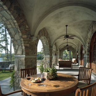 Неиссякаемый источник вдохновения для домашнего уюта: веранда в классическом стиле с навесом