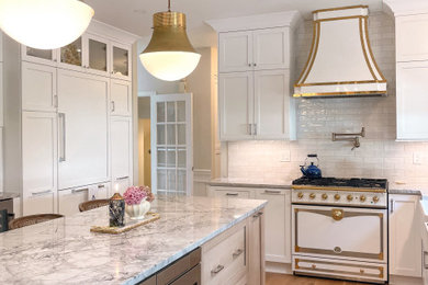 ニューヨークにある高級な広いトランジショナルスタイルのおしゃれなキッチン (エプロンフロントシンク、シェーカースタイル扉のキャビネット、白いキャビネット、珪岩カウンター、白いキッチンパネル、サブウェイタイルのキッチンパネル、シルバーの調理設備、無垢フローリング、ベージュの床、白いキッチンカウンター) の写真