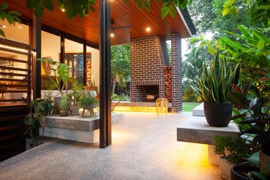 Inspiration for a contemporary verandah in Brisbane.