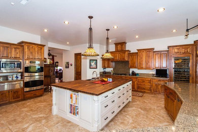 Kitchen - transitional kitchen idea in Phoenix