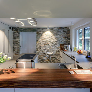 Hochglanz meets Steinwand SieMatic S2 und SieMatic 5005 in Hochglanz Lack