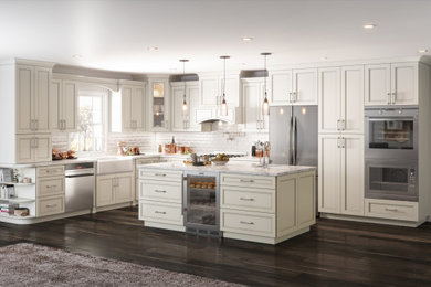Foto de cocina actual con armarios estilo shaker y puertas de armario blancas