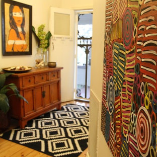 Inspiration för små eklektiska foajéer, med vita väggar, en enkeldörr och en vit dörr