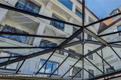 Modelo de galería actual grande con techo de vidrio
