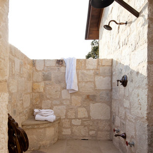 オースティンのカントリー風おしゃれなテラス・中庭 (屋外シャワー) の写真