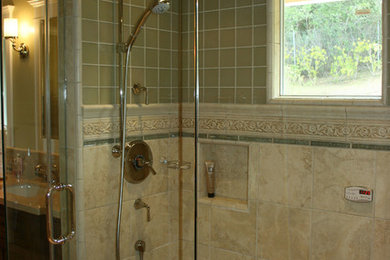 サクラメントにあるトラディショナルスタイルのおしゃれな浴室の写真