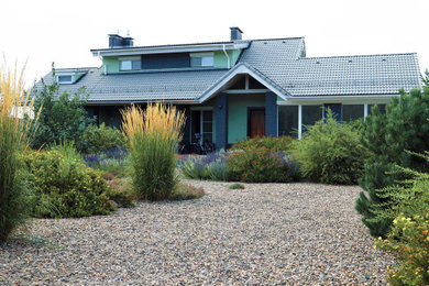 Пример оригинального дизайна: солнечный участок и сад в современном стиле с хорошей освещенностью и покрытием из гравия