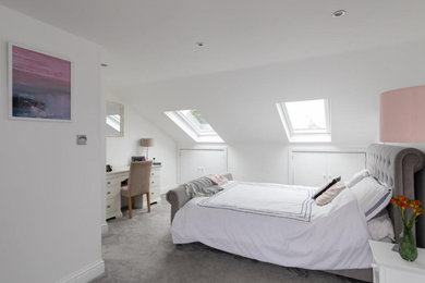 ロンドンにある中くらいなラスティックスタイルのおしゃれな主寝室 (白い壁、カーペット敷き、暖炉なし、グレーの床、格子天井) のインテリア