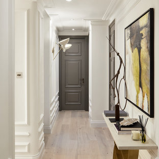 Klassisk inredning av en hall, med bruna väggar, ljust trägolv och vitt golv