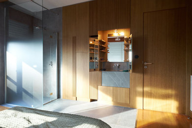 Modernes Schlafzimmer mit vertäfelten Wänden in Mailand