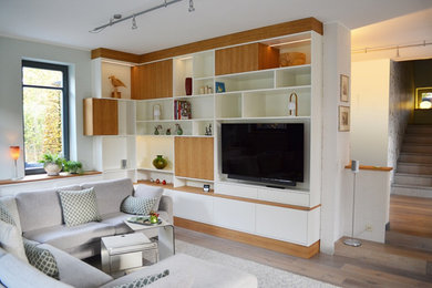 Offenes Modernes Wohnzimmer mit Hausbar und TV-Wand