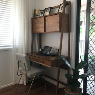 ブリスベンの小さいモダンスタイルのおしゃれな書斎 (竹フローリング、自立型机) の写真