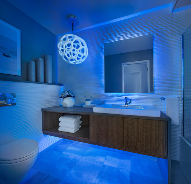 Qui a dit que le bleu était ringard dans la salle de bains